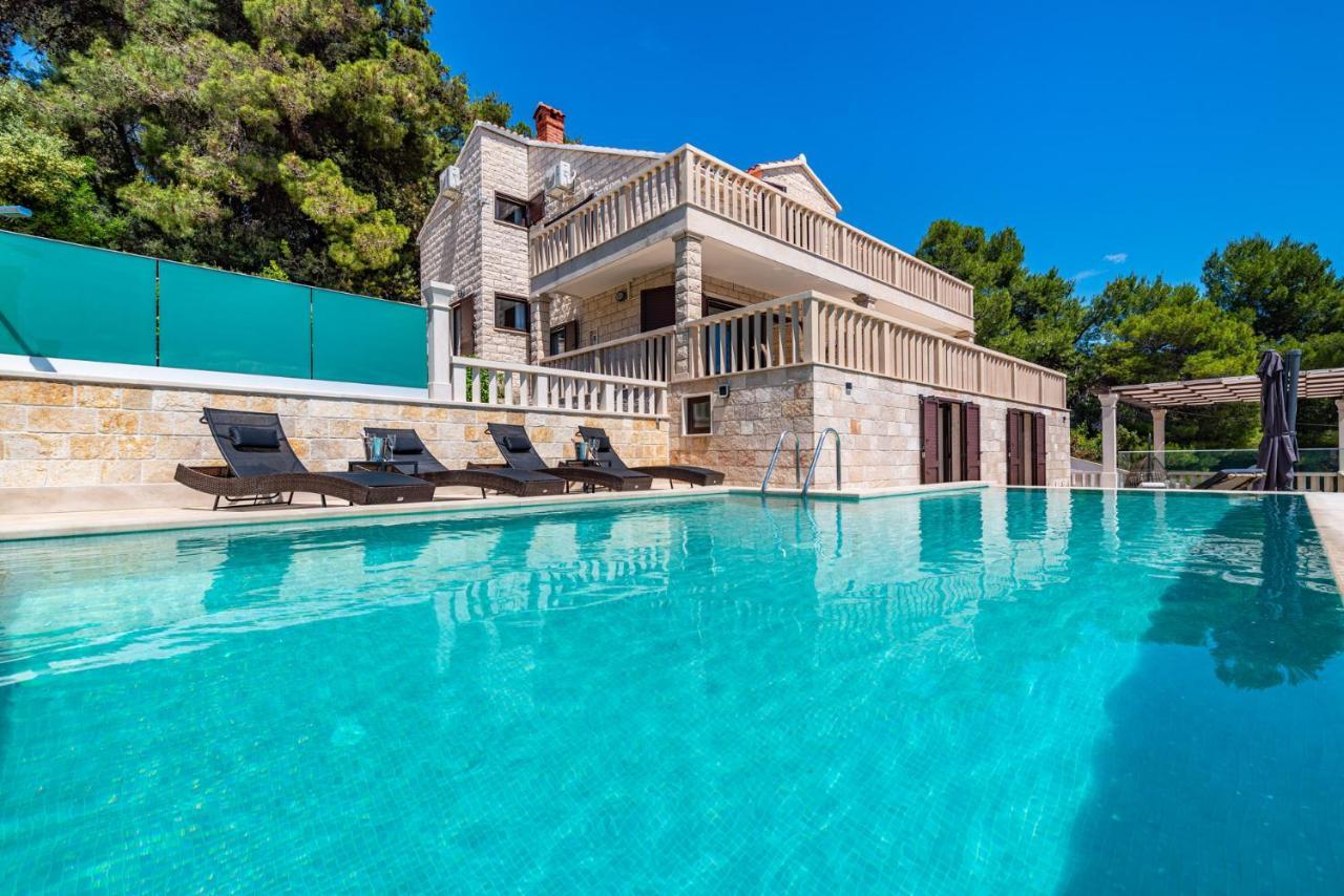 Villa Kadena - Luxury Seaside Villa With Private Heated Pool Selca  Εξωτερικό φωτογραφία